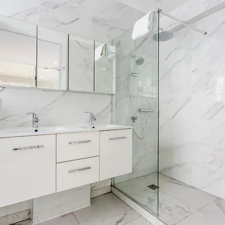180 Eden, Luxury At Sacre Coeur דירה