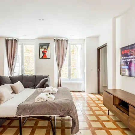 180 Eden, Luxury At Sacre Coeur 아파트 *