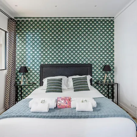 180 Eden, Luxury At Sacre Coeur 아파트 *